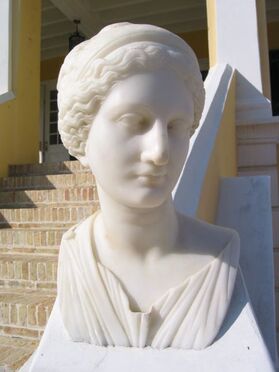Picture af buste på trappen til Guvernementshuset i Christiansted på St. Croix