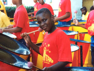 Picture af dreng, der spiller på steel pans